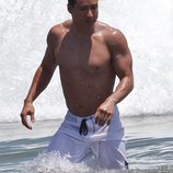 Mario Lopez se baña en el mar y presume de múlculos