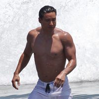 Mario Lopez se baña en el mar y presume de múlculos