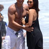 Mario Lopez posa junto a su mujer Courtney Mazza