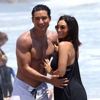 Mario Lopez posa junto a su mujer Courtney Mazza