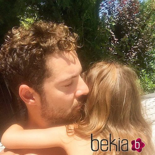 David Bisbal abraza a su hija Ella