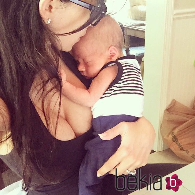 Hilaria Baldwin con su hijo Rafael