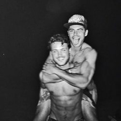 Zac Efron posa sin camiseta junto a su hermano