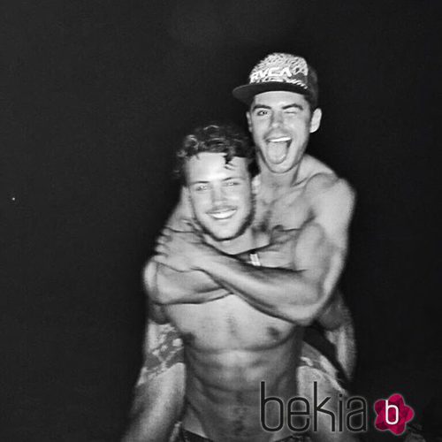 Zac Efron posa sin camiseta junto a su hermano