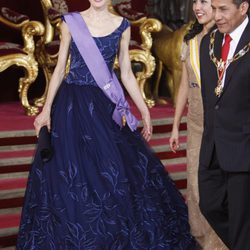 La Reina Letizia en la cena de gala al presidente de Perú y su esposa en el Palacio Real