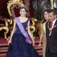 La Reina Letizia en la cena de gala al presidente de Perú y su esposa en el Palacio Real