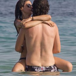 Juan Ibáñez y Nerea Barros derrochan pasión en Ibiza