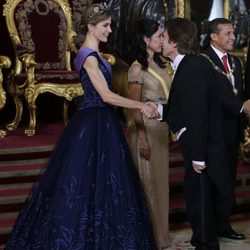 La Reina Letizia saluda a Raphael en la cena de gala en honor al presidente de Perú