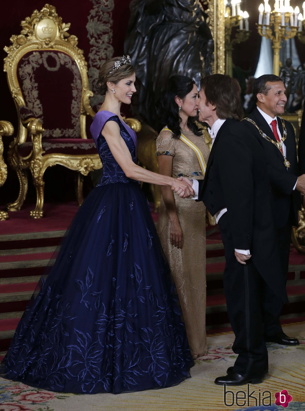 La Reina Letizia saluda a Raphael en la cena de gala en honor al presidente de Perú