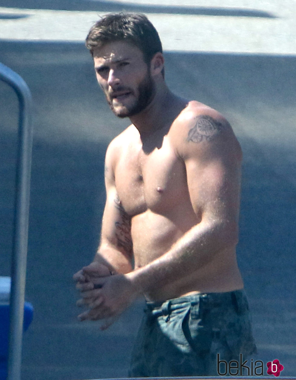 Scott Eastwood sin camiseta durante el rodaje de 'Escuadrón Suicida'