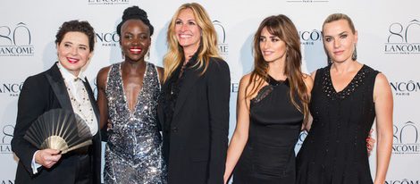 Isabella Rossellini, Lupita Nyong'o, Julia Roberts, Penélope Cruz y Kate Winslet en el 80 aniversario de Lancôme