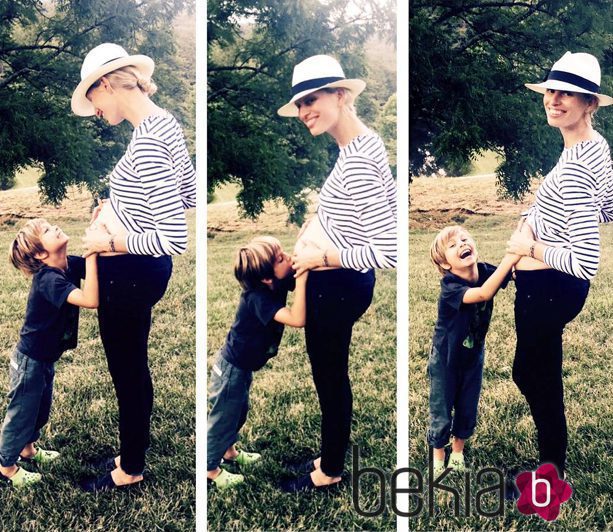 Karolina Kurkova confirma que está embarazada con una bonita foto junto a su hijo