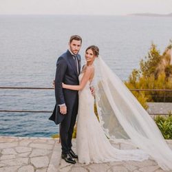 Helen Lindes y Rudy Fernández posando junto al mar el día de su boda