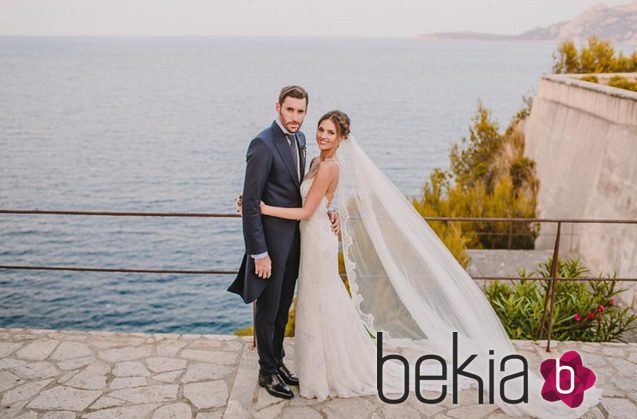 Helen Lindes y Rudy Fernández posando junto al mar el día de su boda