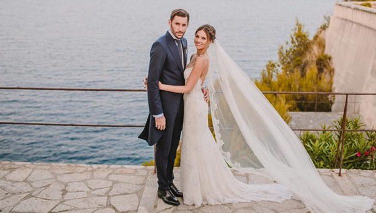 Helen Lindes y Rudy Fernández posando junto al mar el día de su boda