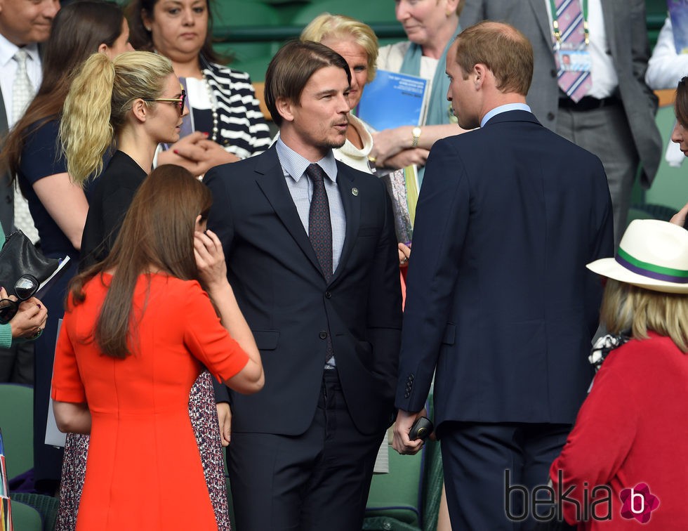 Los Duques de Cambridge saludan a Josh Hartnett en Wimbledon 2015