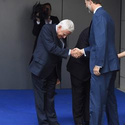 Paolo Vasile saludando a su majestad el rey Felipe VI