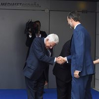 Paolo Vasile saludando a su majestad el rey Felipe VI