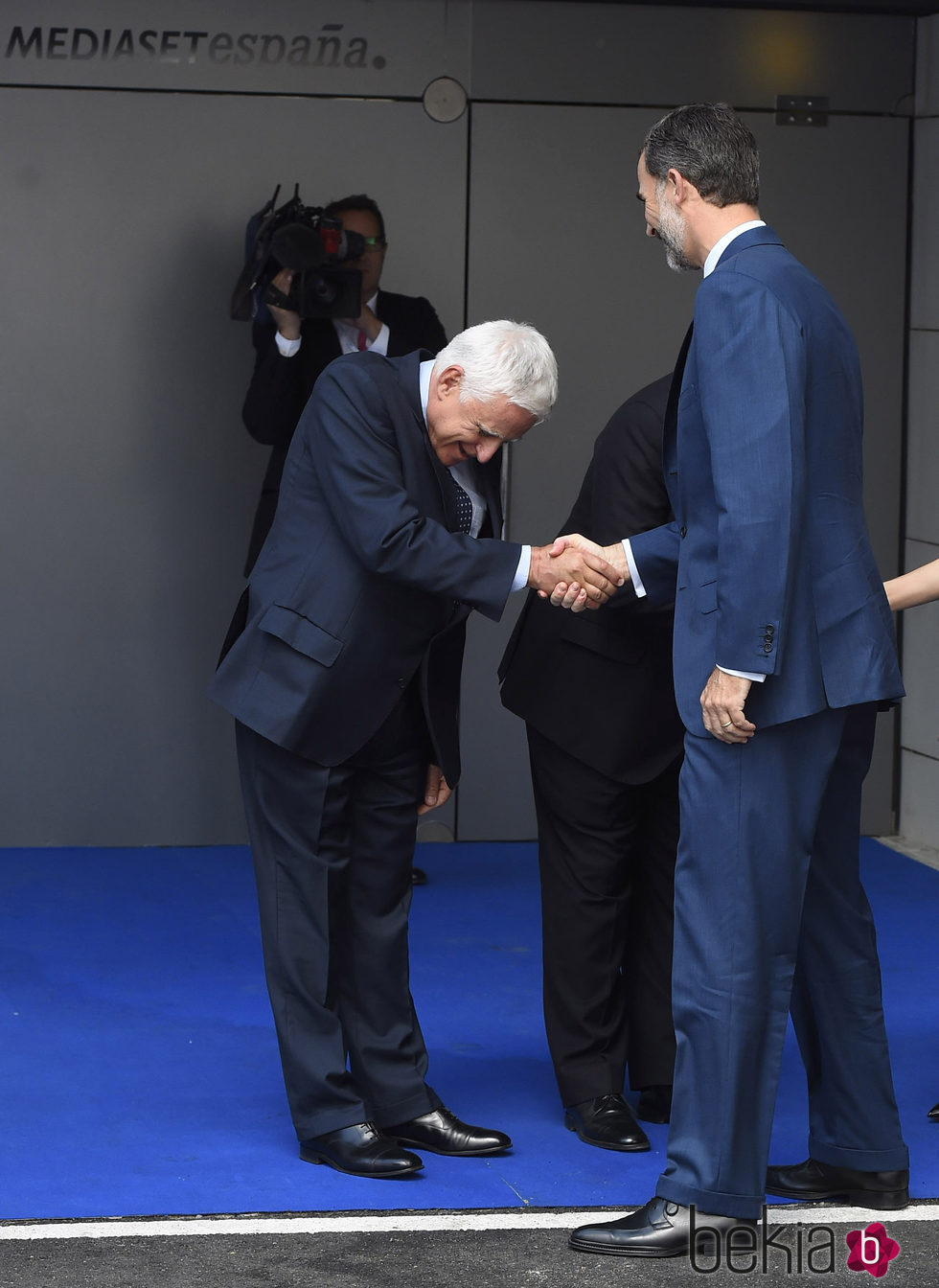 Paolo Vasile saludando a su majestad el rey Felipe VI