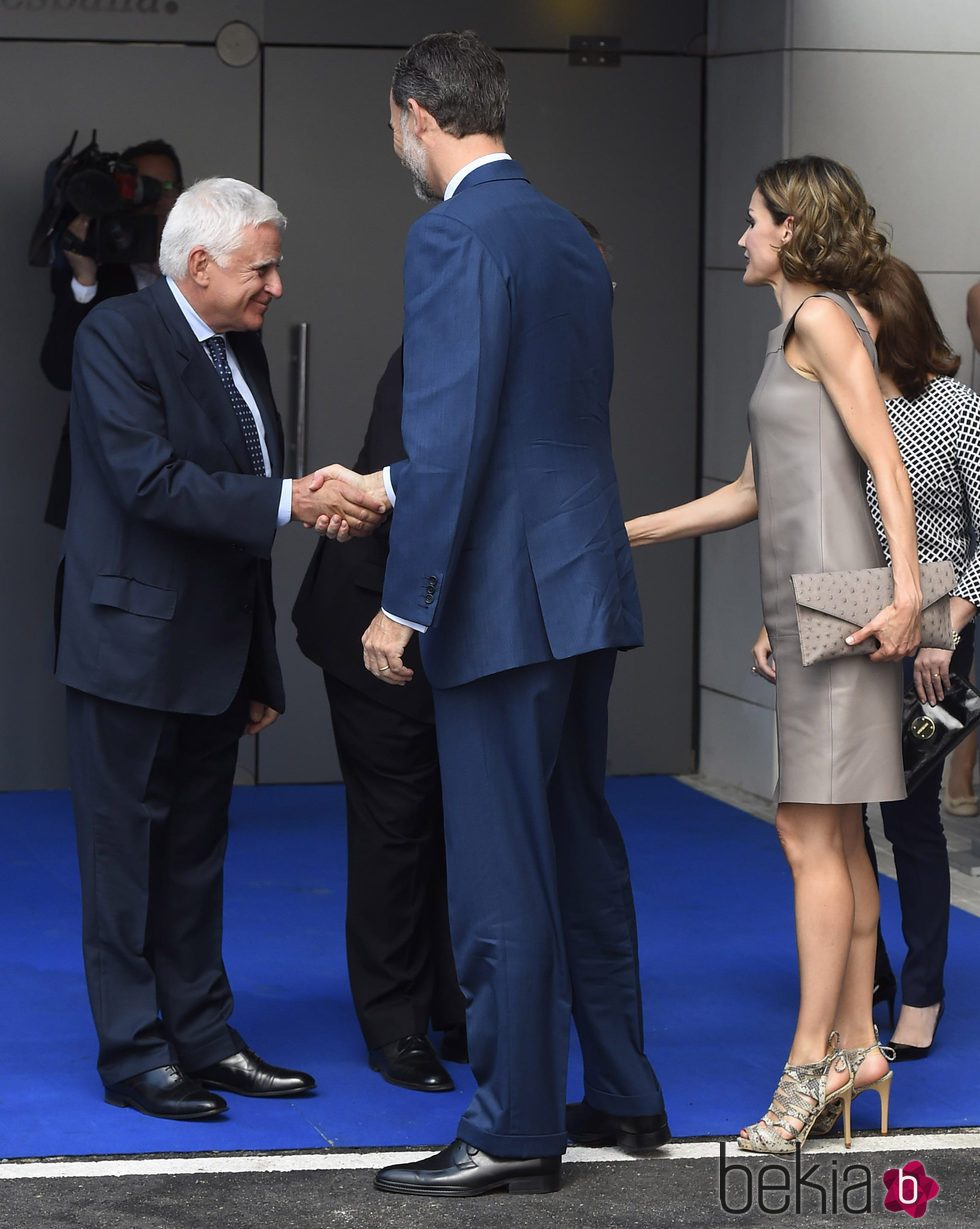 Paolo Vasile recibiendo a los Reyes Felipe VI y Letizia