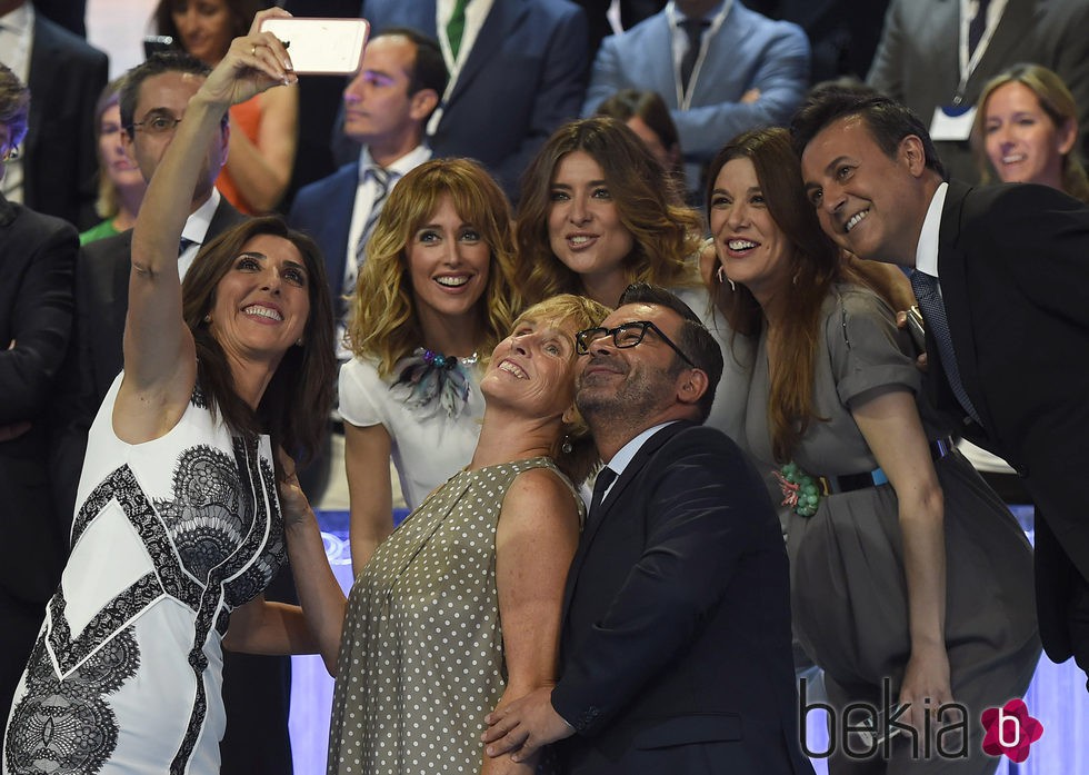 Selfie de Paz Padilla, Emma García, Sandra Barneda, Jorge Javier Vázquez, Raquel Sánchez Silva, Mercedes Milá y José Ribagorda