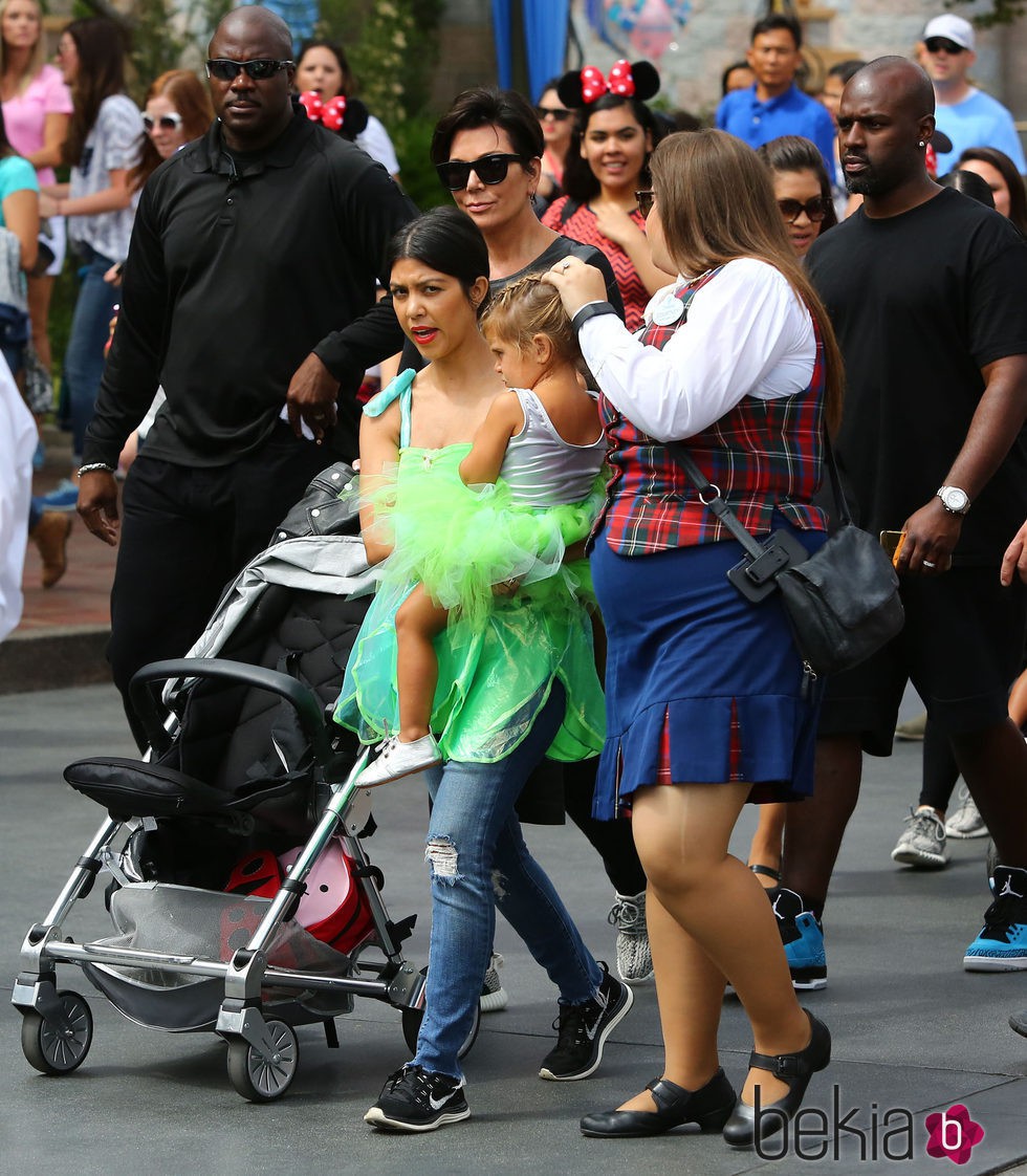 Kourtney Kardashian celebra el cumpleaños de Penelope en Disney con su familia