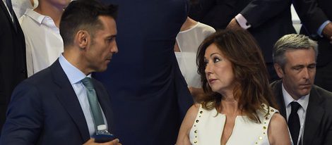 Ana Rosa Quintana y Jesús Vázquez hablando en el aniversario de Mediaset