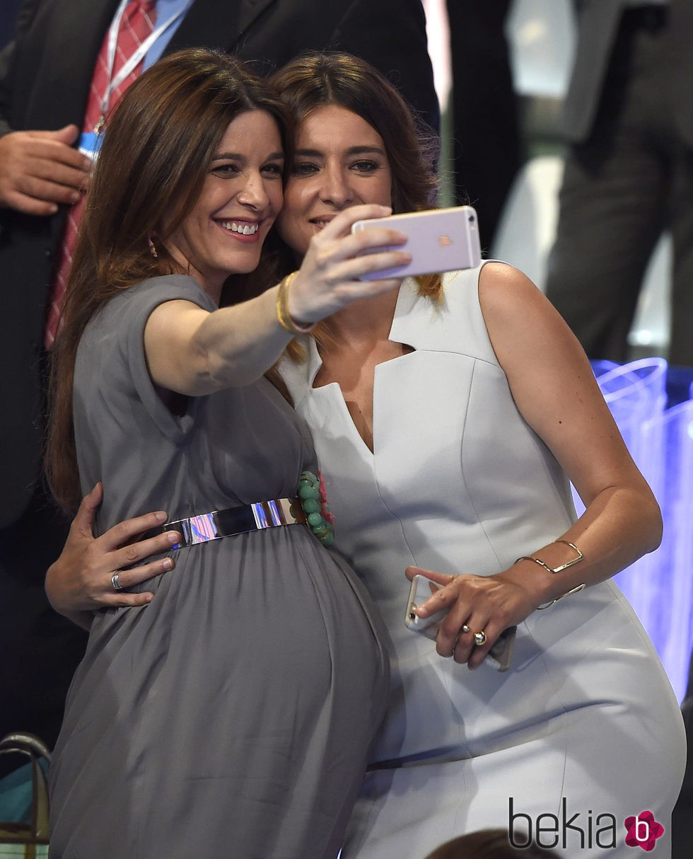 Raquel Sánchez Silva y Sandra Barneda haciendo un selfie