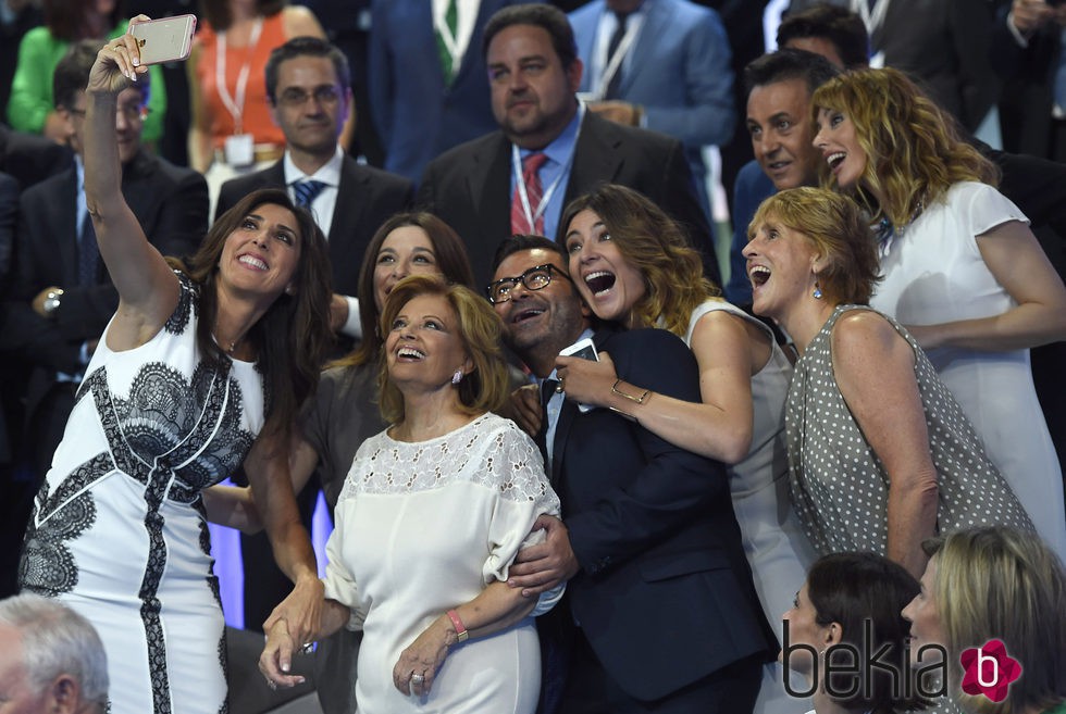 Selfie de Paz Padilla, Emma García, Sandra Barneda, Jorge Javier Vázquez, Raquel Sánchez Silva, Mercedes Milá ,José Ribagorda y María Teresa Campos 