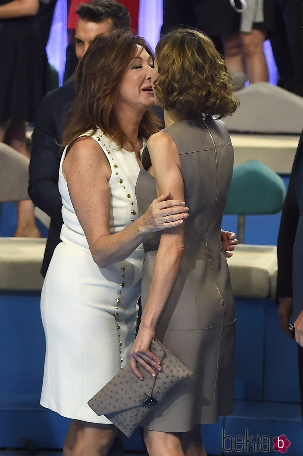 Ana Rosa Quintana saludando a la Reina Letizia