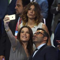 Raquel Sánchez Silva junto a Jorge Javier Vázquez haciéndose un selfie