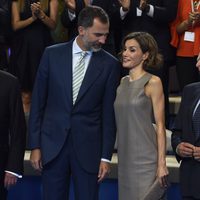 El Rey Felipe VI y la Reina Letizia muy cómplices en la visita a Mediaset