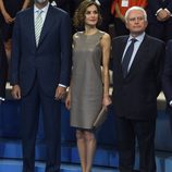 Los Reyes Felipe y Letizia con Paolo Vasile en la visita a Mediaset