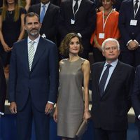 Los Reyes Felipe y Letizia con Paolo Vasile en la visita a Mediaset