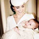 Kate Middleton sostiene a su hija Carlota en su bautizo