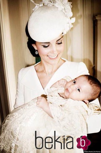 Kate Middleton sostiene a su hija Carlota en su bautizo