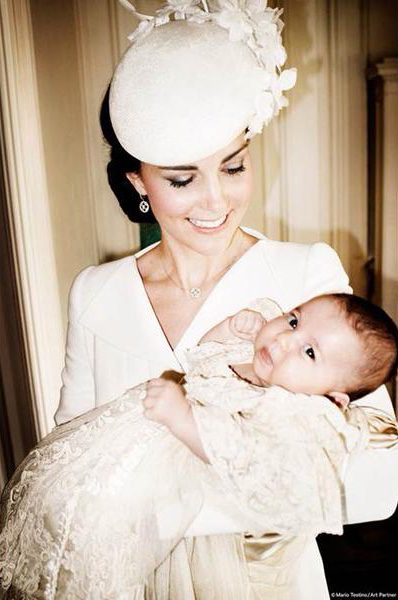 Kate Middleton sostiene a su hija Carlota en su bautizo