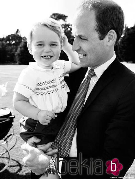 El Príncipe Guillermo, muy sonriente con el Príncipe Jorge en el bautizo de la Princesa Carlota