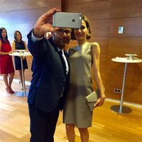 La Reina Letizia haciéndose un selfie con Jorge Javier Vázquez en su visita a Mediaset