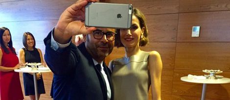 La Reina Letizia haciéndose un selfie con Jorge Javier Vázquez en su visita a Mediaset