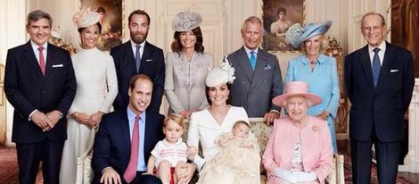 La Familia Real Británica y los Middleton en el bautizo de la Princesa Carlota de Cambridge