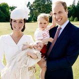 Los Duques de Cambridge con sus hijos Jorge y Carlota en el bautizo de la Princesa Carlota 