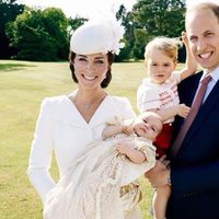 Los Duques de Cambridge con sus hijos Jorge y Carlota en el bautizo de la Princesa Carlota 