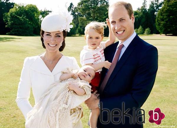 Los Duques de Cambridge con sus hijos Jorge y Carlota en el bautizo de la Princesa Carlota 