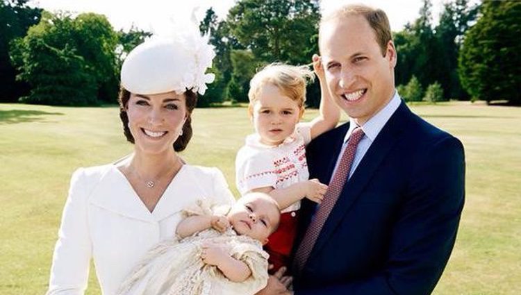 Los Duques de Cambridge con sus hijos Jorge y Carlota en el bautizo de la Princesa Carlota 