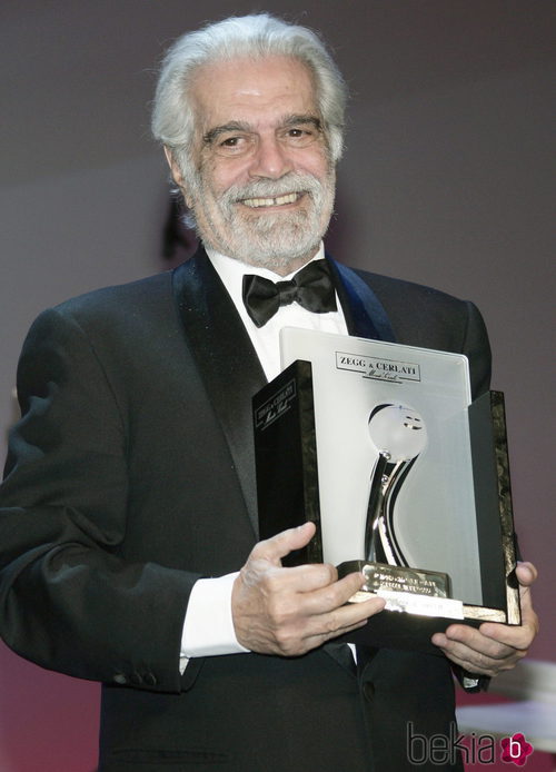 Omar Sharif recibiendo un homenaje por su carrera