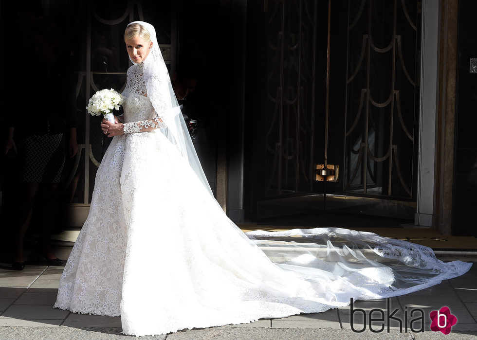 Nicky Hilton radiante con el vestido de novia camino al altar