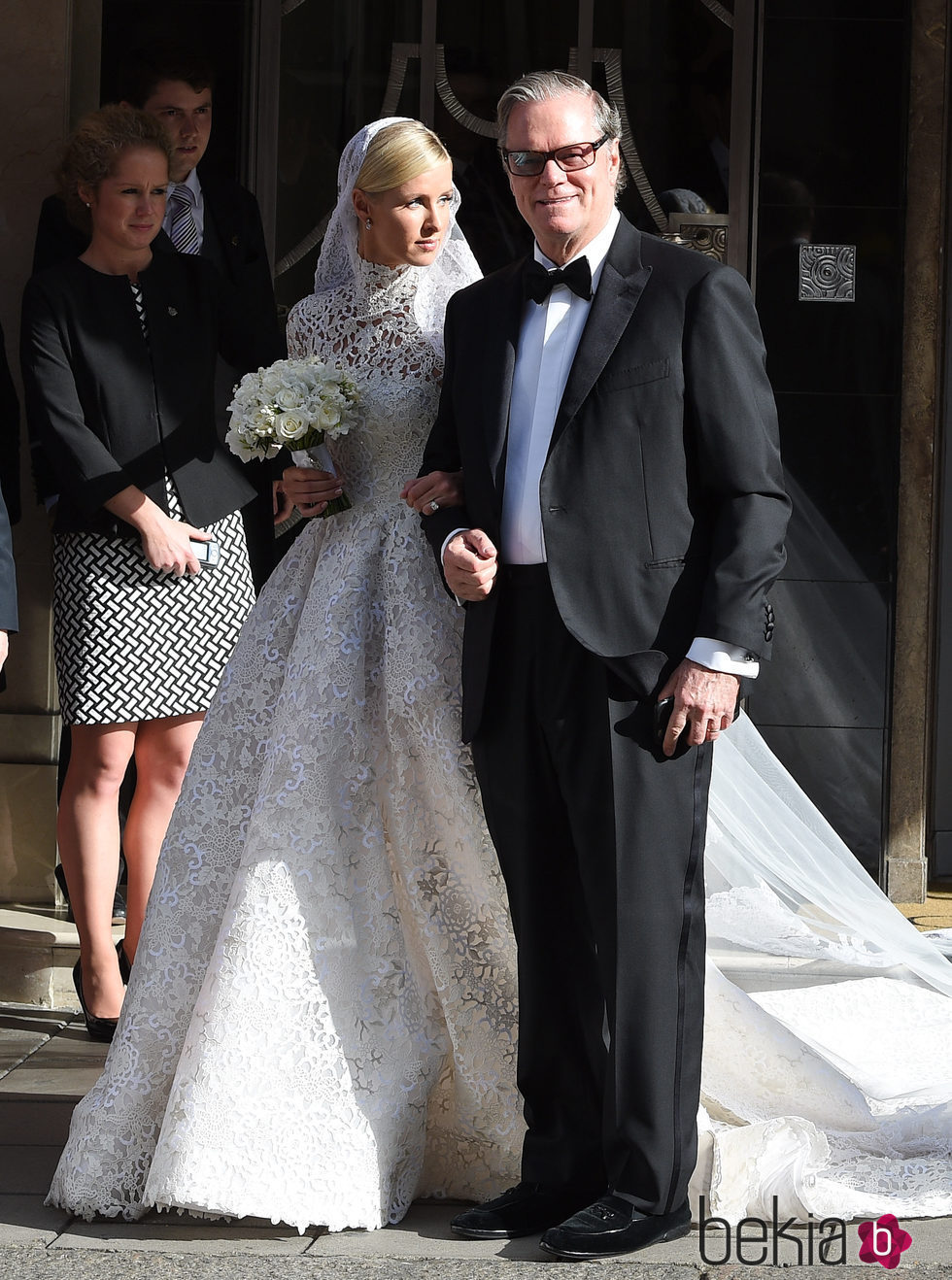 Nicky Hilton acompañada de su padre Richard Hilton en el día de su boda