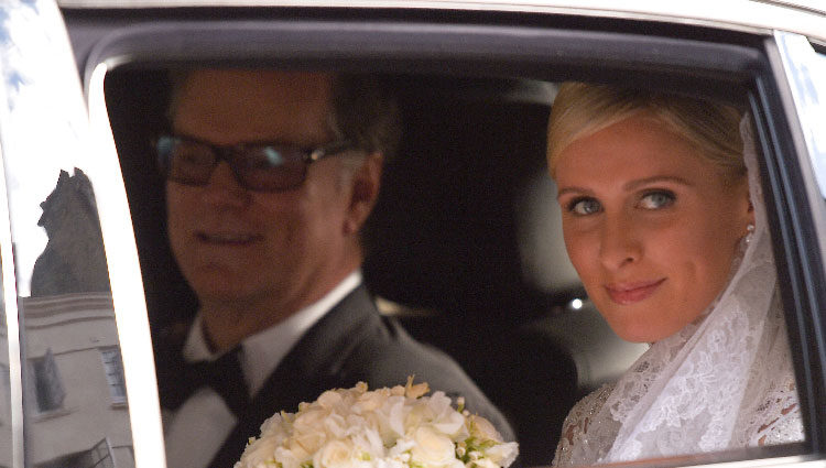 Nicky Hilton y su padre en la limosina que les trasladó a la ceremonia