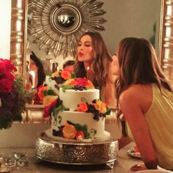 Sofía Vergara soplando la vela de su tarta de cumpleaños por sus 43 años